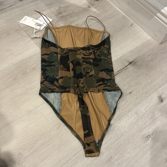 Good American Leaf CAMO001 NWT Printed Mesh Corset Bodysuit with snaps. - Picture 8 of 15
